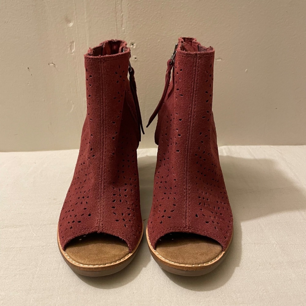 TOMS Women's 6.5 Suede Peep Toe Ankle Booties Laser‎ Cut Heel Boot Red Wine - Picture 2 of 8
